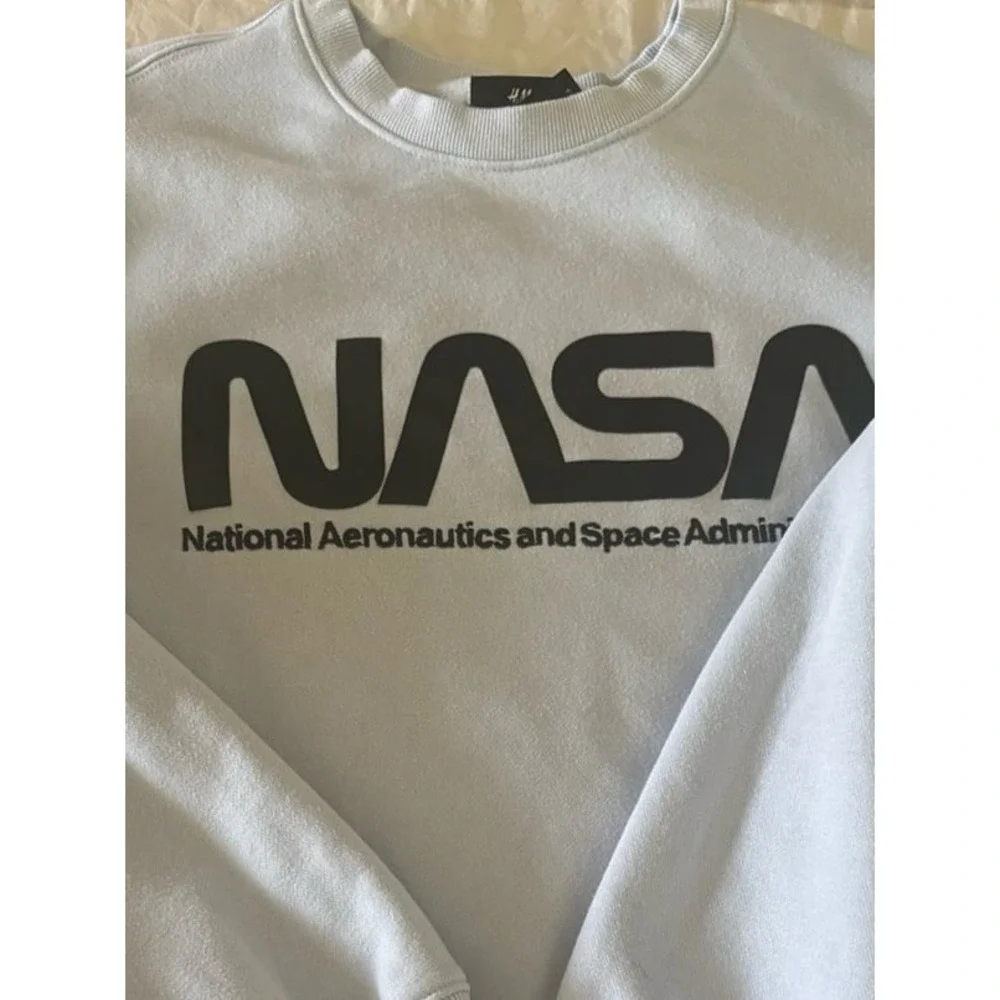 NASA Sweatshirt Men's Size Medium  H&M National Aeronautics Space Administration